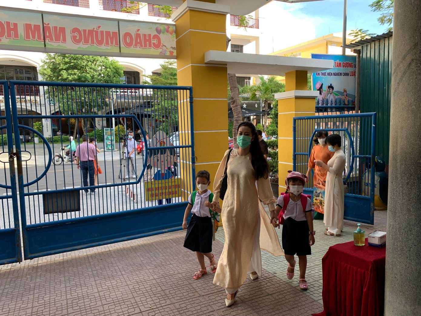 Cô giáo ra đón học sinh vào lớp tại trường Tiểu học Lý Thường Kiệt, Huế Cô giáo ra đón học sinh vào lớp tại trường Tiểu học Lý Thường Kiệt, Huế