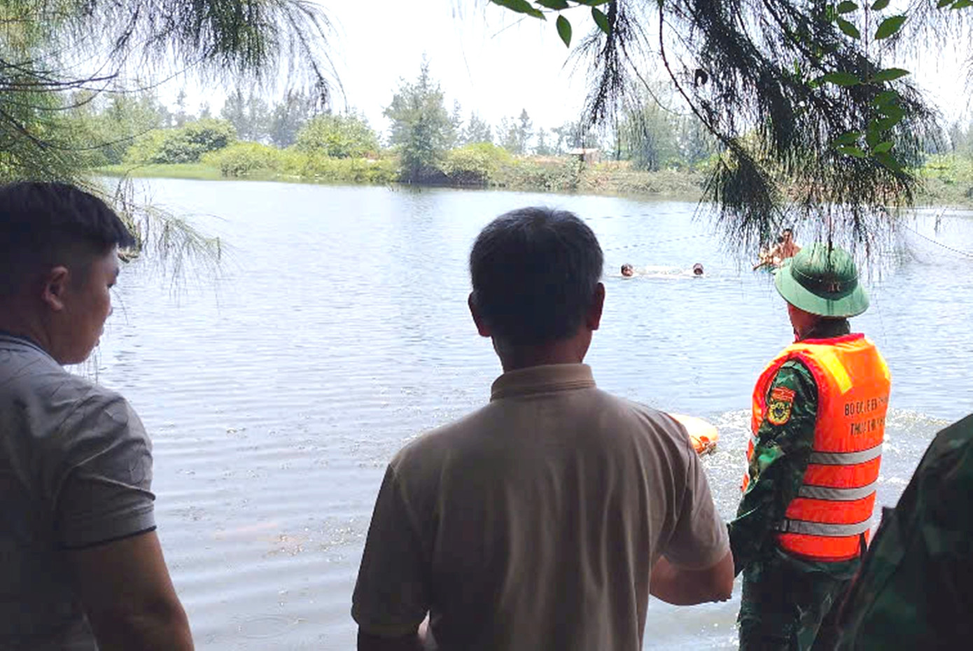 Lực lượng chức năng phối hợp người dân địa phương tổ chức tìm kiếm, cứu nạn cứu hộ nạn nhân bị chìm thuyền.