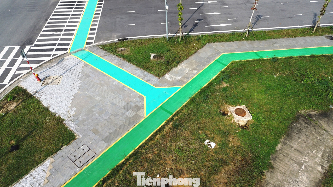 Còn hạng mục cây xanh, vỉa hè, thoát nước, điện chiếu sáng các trục sinh thái trung tâm khu đô thị mới An Vân Dương (các đường Tố Hữu, Võ Nguyên Giáp) đang trong giai đoạn hoàn thiện để bàn giao cho BQLDA Đầu tư xây dựng và Phát triển đô thị TP Huế trong thời gian tới (bao gồm phần hạ tầng kỹ thuật cấp thoát nước, vỉa hè, cây xanh, dải phân cách xanh giữa các trục đường). Còn hạng mục cây xanh, vỉa hè, thoát nước, điện chiếu sáng các trục sinh thái trung tâm khu đô thị mới An Vân Dương (các đường Tố Hữu, Võ Nguyên Giáp) đang trong giai đoạn hoàn thiện để bàn giao cho BQLDA Đầu tư xây dựng và Phát triển đô thị TP Huế trong thời gian tới (bao gồm phần hạ tầng kỹ thuật cấp thoát nước, vỉa hè, cây xanh, dải phân cách xanh giữa các trục đường).