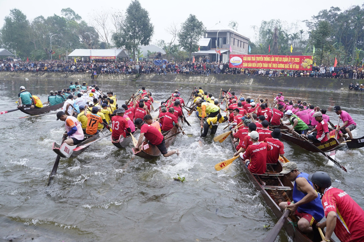 Ngày 6/2 (mùng 9 tháng Giêng), trên sông Vực (phường Thủy Phương, thị xã Hương Thủy, thành phố Huế) diễn ra giải đua trải truyền thống thị xã Hương Thủy lần thứ XII - năm 2025.