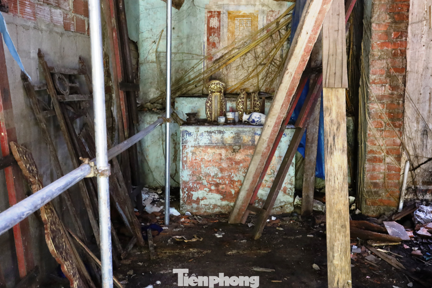 Trên nền gạch sậm màu phủ đầy bụi đất, rác rưởi và rêu phong, một bàn thờ hoang phế hiện lên với vẻ đìu hiu, tàn tạ của thời gian và sự lãng quên. Trên nền gạch sậm màu phủ đầy bụi đất, rác rưởi và rêu phong, một bàn thờ hoang phế hiện lên với vẻ đìu hiu, tàn tạ của thời gian và sự lãng quên.