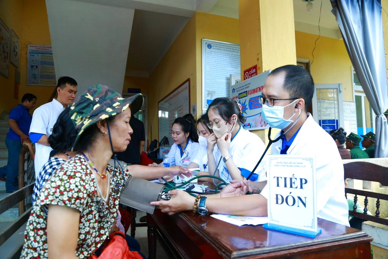 Khám, chữa bệnh cho người dân vùng cao Nam Đông. Khám, chữa bệnh cho người dân vùng cao Nam Đông.