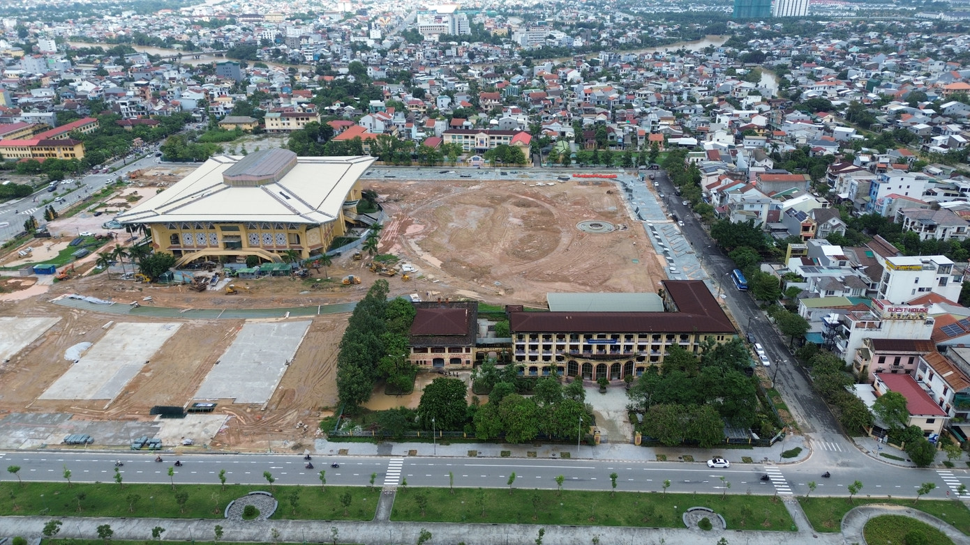 Theo tìm hiểu của PV, khi đầu tư xây dựng quảng trường văn hóa, tỉnh TT-Huế có chủ trương bố trí quỹ đất rộng 7,6 ha để di chuyển Trung tâm HL&amp;TĐTT về khu E Khu đô thị mới An Vân Dương. Tuy nhiên, cơ sở hạ tầng trung tâm huấn luyện mới vẫn chưa được xây dựng, do cần phải có lộ trình nghiên cứu, lập thủ tục triển khai đầu tư. Ảnh: Thế Nghĩa