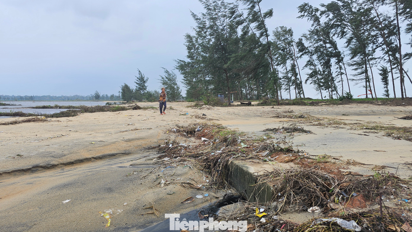 Giao thông đi lại tại đoạn Km 9 - 10 bị ách tắc gần như hoàn toàn. Người dân chỉ có thể di chuyển bằng cách đi bộ.