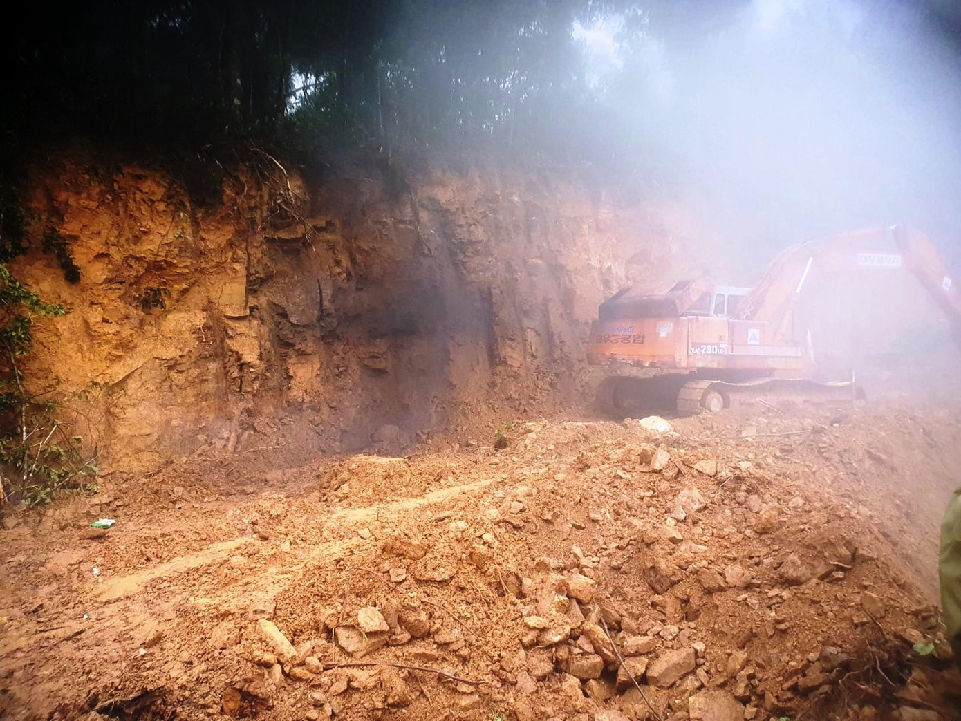 Tuyến thi công khắc phục đoạn sạt lở đường lên đỉnh Bạch Mã triển khai trên chiều dài khoảng 70m. Đơn vị thi công tiến hành dịch hướng tuyến về phía taluy âm khoảng 2-3m, tạo mặt đường rộng 5,5m; bảo đảm kỹ thuật và an toàn cho phương tiện thiết bị khi tham gia giao thông.