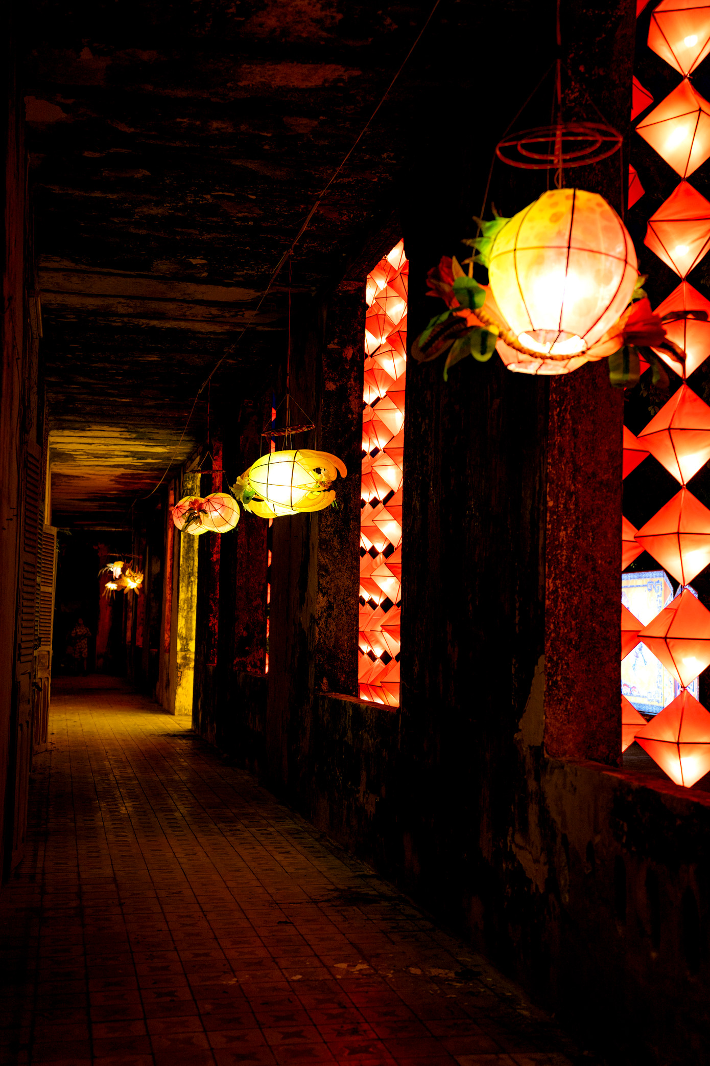 Các loại đèn lồng trang trí Trung thu khác nhau thắp sáng đêm rằm Hoàng cung Huế. (Ảnh: Đình Hoàng)