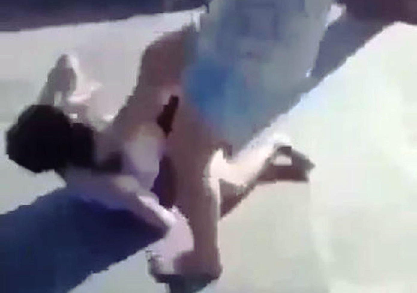 Hình ảnh cháu V. bị một nữ sinh THCS tại Huế hành hung. Ảnh cắt từ clip