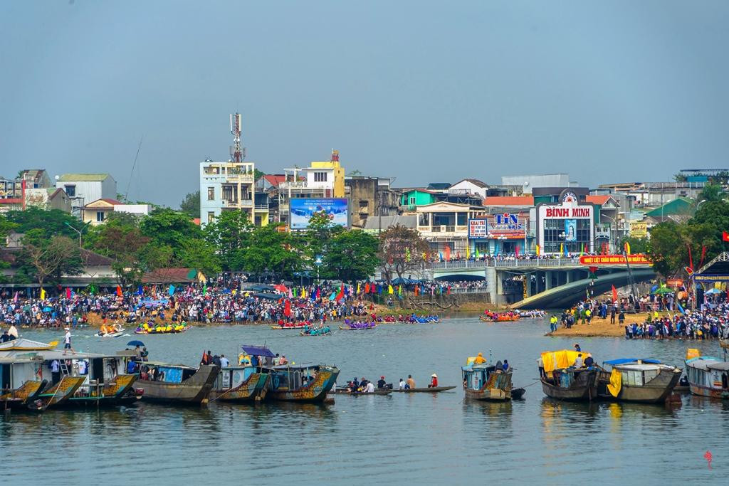 Theo ông Võ Lê Nhật, Chủ tịch UBND TP Huế, việc thiết lập giải đua ghe truyền thống toàn thành phố trên sông Hương nhằm tạo không khí vui tươi, sôi nổi và đáp ứng nhu cầu hưởng thụ văn hóa, rèn luyện thể thao của người dân, tăng cường mối quan hệ đoàn kết giữa các địa phương, đơn vị trên địa bàn sau khi thành phố được mở rộng địa giới hành chính. Ảnh: Sở DL TT-Huế