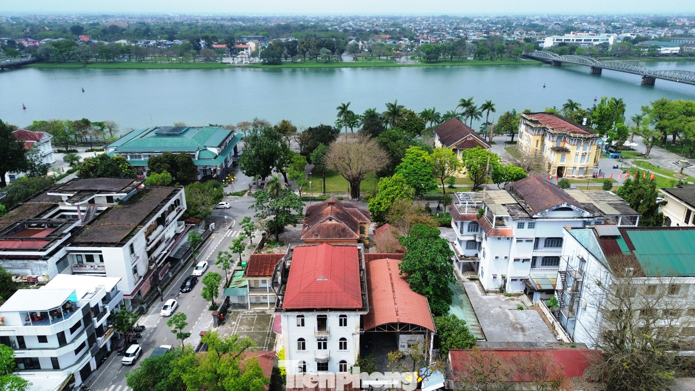 Ông Giang cũng thông tin, ngay sau khi thành phố đưa ra các phương án tháo dỡ công trình trụ sở trên những khu “đất vàng” này, một số nhà đầu tư đã bày tỏ sự quan tâm.