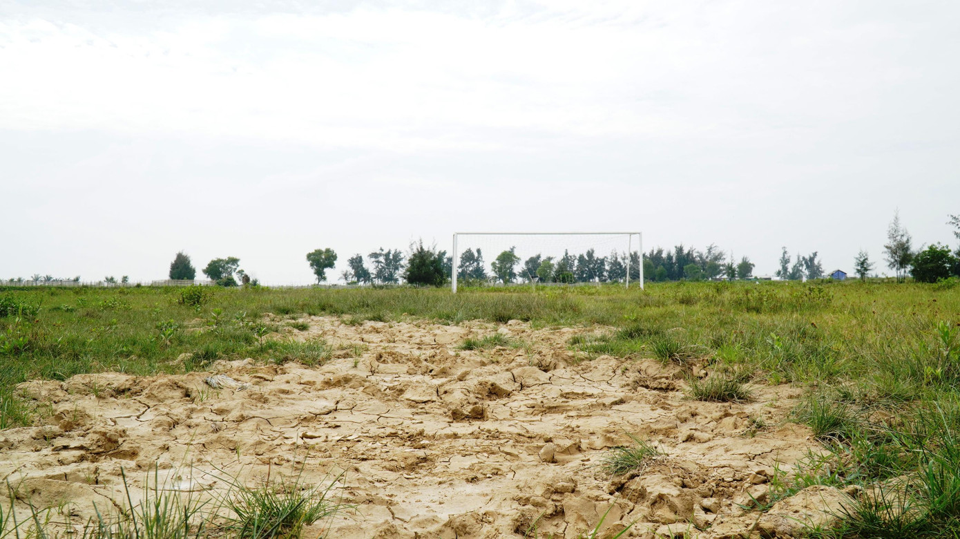 Hiện nay, cả khu vực trung tâm thể thao với hơn 50.000m2 đang trở thành một “cánh đồng hoang” rộng lớn đầy rác rưởi, phân gia súc, cỏ dại và luôn trong cảnh vắng vẻ. Chính quyền phường cho biết, trước mắt, khu Trung tâm VHTT hơn 21 tỷ này được trưng dụng làm nơi sinh hoạt, hội họp của tổ dân phố, cũng như các hoạt động thể thao của địa phương. Tuy nhiên, từ thực tế những gì đang diễn ra nơi đây, Trung tâm VHTT Thuận An đang bị lãng phí về chức năng sử dụng. Nhiều người còn lo ngại rằng, ngân sách nhà nước đã đầu tư “lạc” địa chỉ.