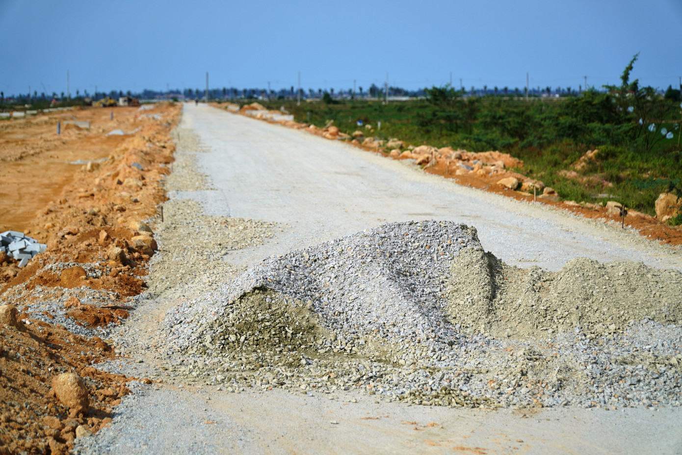 Trong khi, hạng mục chính là mặt đường vẫn thi công dang dở. Trên công trường không có bất kỳ phương tiện cơ giới hay nhân lực tổ chức thi công hạng mục này. Trong khi, hạng mục chính là mặt đường vẫn thi công dang dở. Trên công trường không có bất kỳ phương tiện cơ giới hay nhân lực tổ chức thi công hạng mục này.