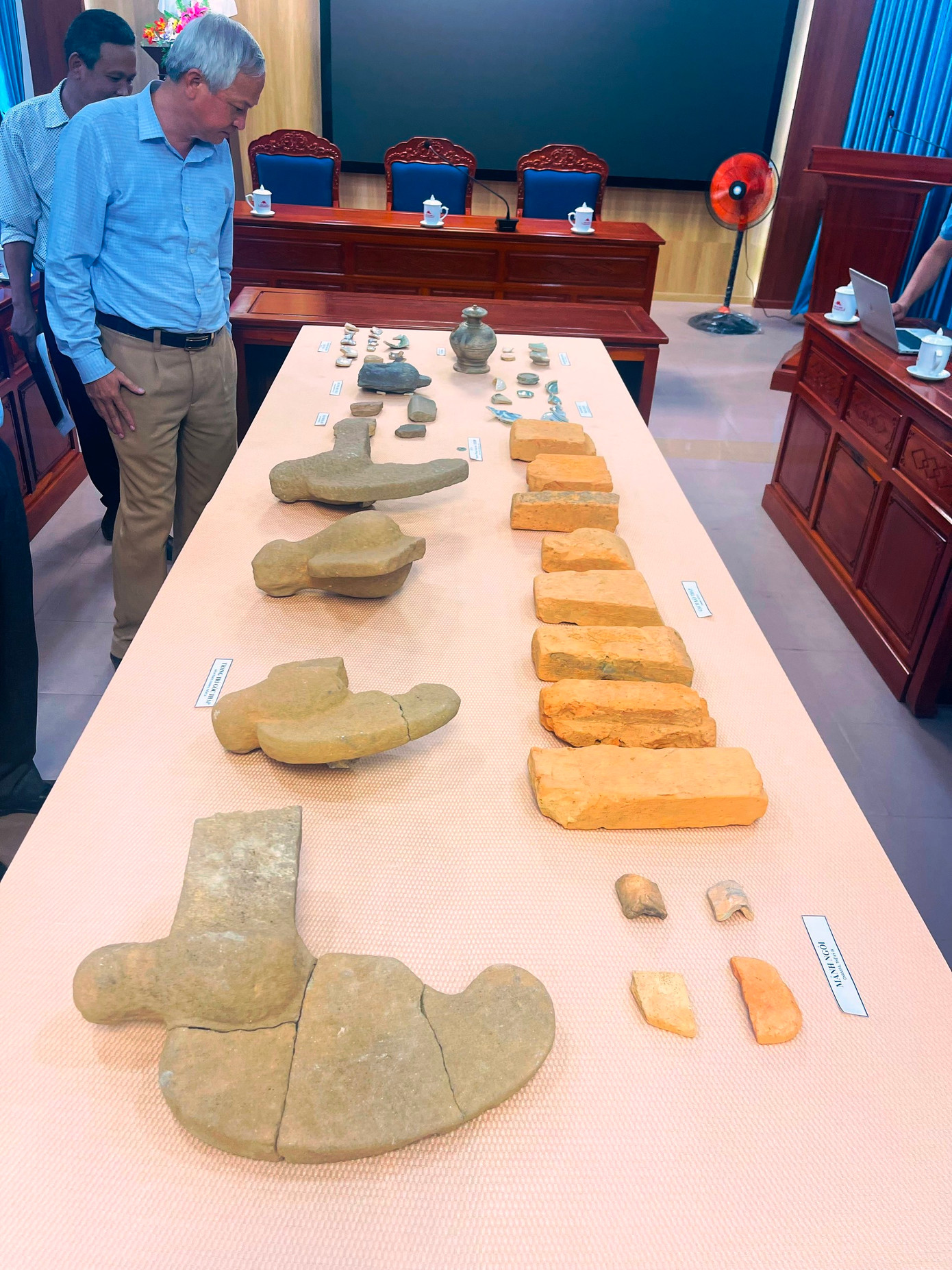 Cơ quan chức năng đã thu được khối lượng di vật gồm 4.807 tiêu bản, trong đó tập trung chủ yếu là các loại vật liệu kiến trúc, trang trí kiến trúc, các mảnh bia và phù điêu đá, đồ gốm men, đồ sành, đồ đất nung và tiền kim loại.