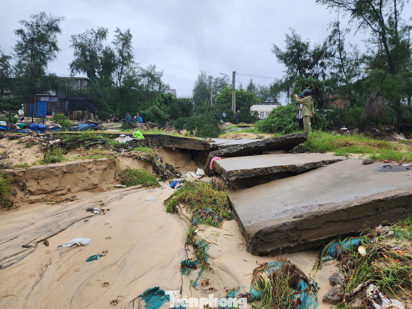 Chính quyền xã Phú Diên cũng đã cắm biển cảnh báo, khoanh vùng sạt lở, không cho người và phương tiện qua lại khu vực sạt lở; bố trí lực lượng chốt trực, theo dõi chặt chẽ diễn biến sạt lở để báo cáo có phương án xử lý công trình nhằm bảo vệ đất đai, tài sản của người dân và di dời các hộ ở vùng nguy hiểm đến nơi an toàn.