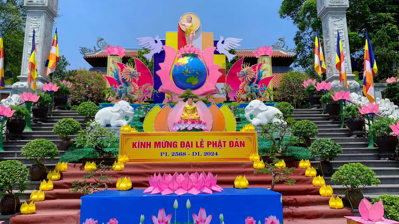 Một ngôi chùa tại Huế trang trí cờ, hoa, lồng đèn nhiều sắc màu và thiết trí Phật đài trang nghiêm mừng Đại lễ Phật đản.