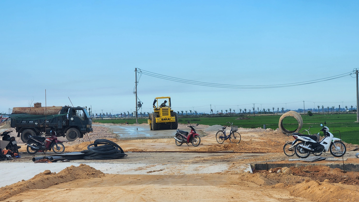 Cách đoạn thi công này khoảng 1 km, chỉ có một nhóm vài công nhân cho tổ chức san gạt, lu lèn mặt cấp phối nền đường. Tại công trường chỉ có 3 phương tiện cơ giới máy lu, xe gạt làm việc.