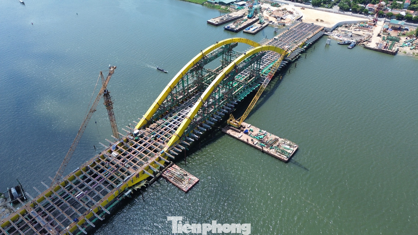 Đáng chú ý, phần vòm thép nhịp chính thượng và hạ lưu vừa hoàn thành hợp long.