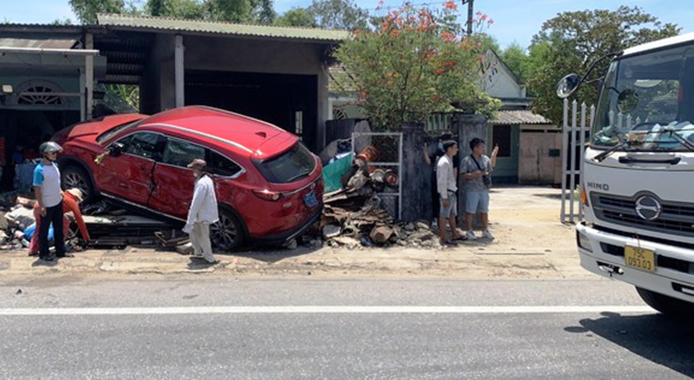 Tai nạn liên hoàn khiến xế hộp CX5 gặp vạ lây, leo lên nằm lơ lửng trên vựa ve chai, đồng nát tập kết ở ven đường. Ảnh: CTV Tai nạn liên hoàn khiến xế hộp CX5 gặp vạ lây, leo lên nằm lơ lửng trên vựa ve chai, đồng nát tập kết ở ven đường. Ảnh: CTV