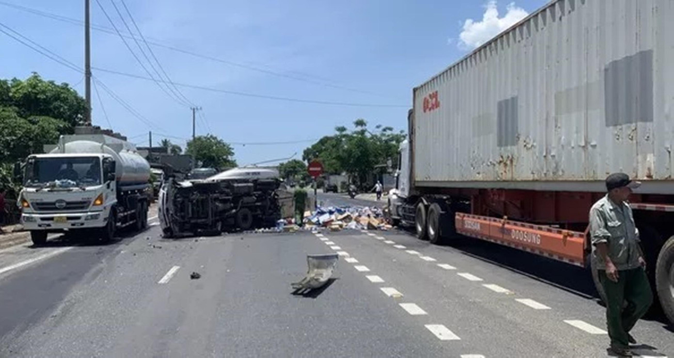 Cú va chạm với xe container khiến xe tải chở hàng bị lật chắn ngang đường. Ảnh: CTV Cú va chạm với xe container khiến xe tải chở hàng bị lật chắn ngang đường. Ảnh: CTV