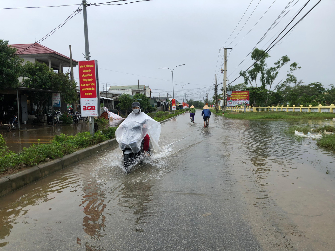Tuyến tỉnh lộ nối xã Quảng An, Quảng Thành với TP Huế vẫn còn ngập, học sinh và người dân đi lại khó khăn