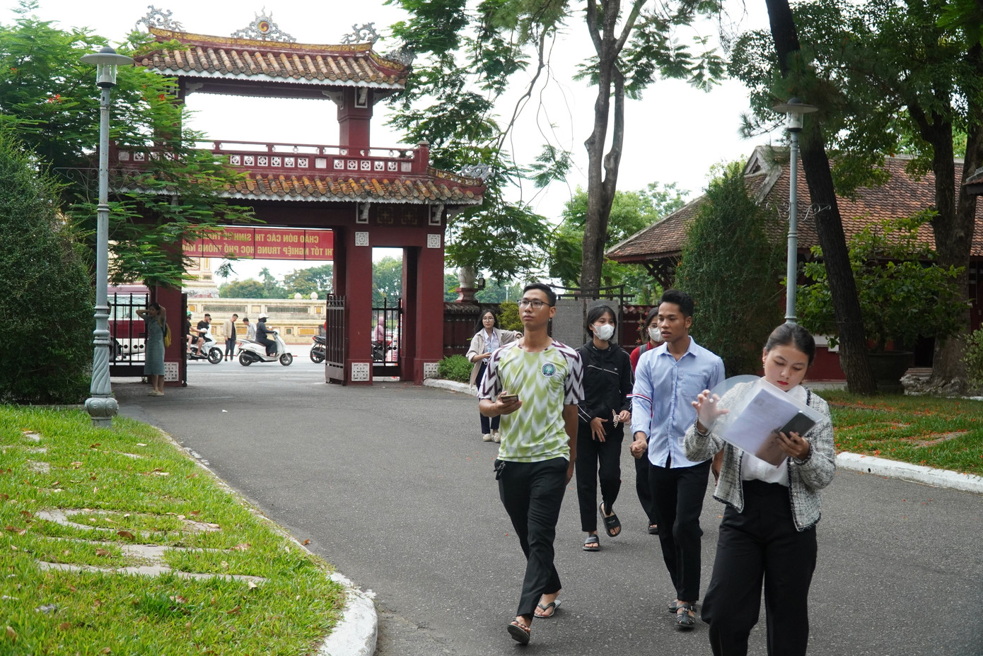 Thí sinh đến làm thủ tục tại điểm thi Trường Quốc học Huế. Thí sinh đến làm thủ tục tại điểm thi Trường Quốc học Huế.