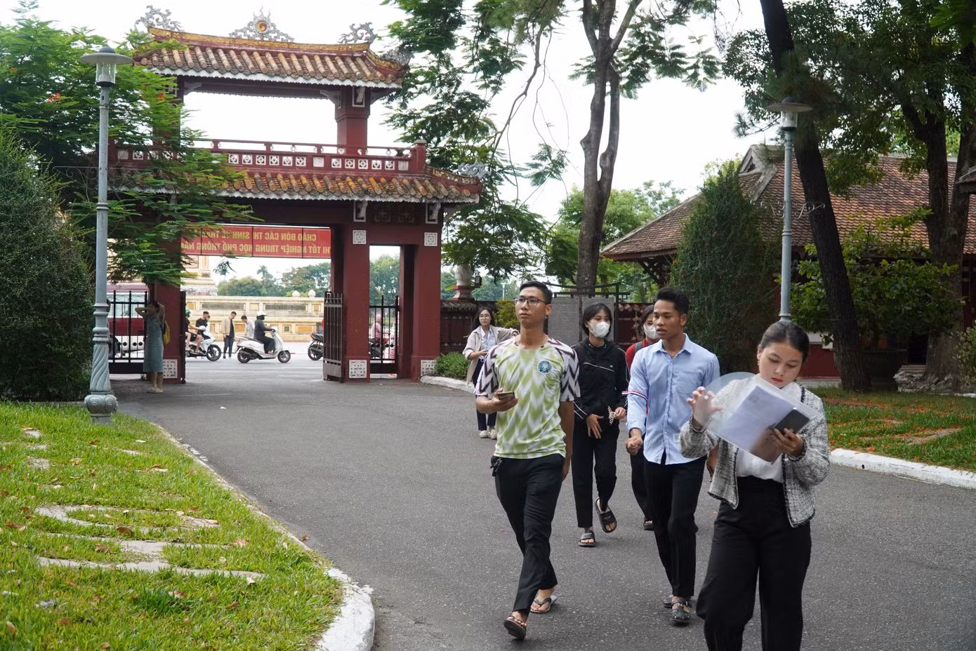 Thí sinh đến làm thủ tục tại điểm thi Trường Quốc học Huế. Thí sinh đến làm thủ tục tại điểm thi Trường Quốc học Huế.