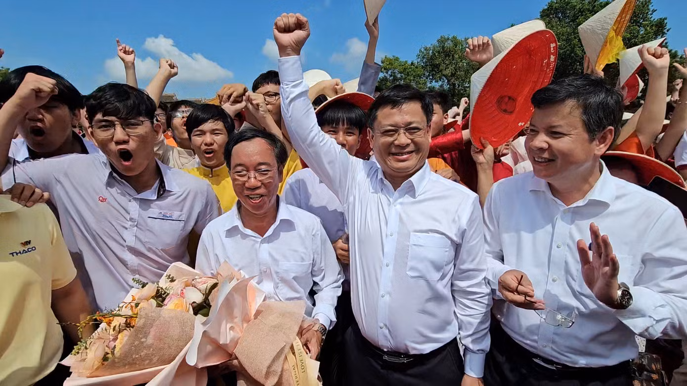 Phó Chủ tịch UBND tỉnh Thừa Thiên-Huế Nguyễn Thanh Bình (thứ hai từ phải sang và Giám đốc Sở GD&amp;ĐT tỉnh Nguyễn Tân (ngoài cùng bên phải) chia vui cùng chiến thắng của Võ Quang Phú Đức. Ảnh: N.V