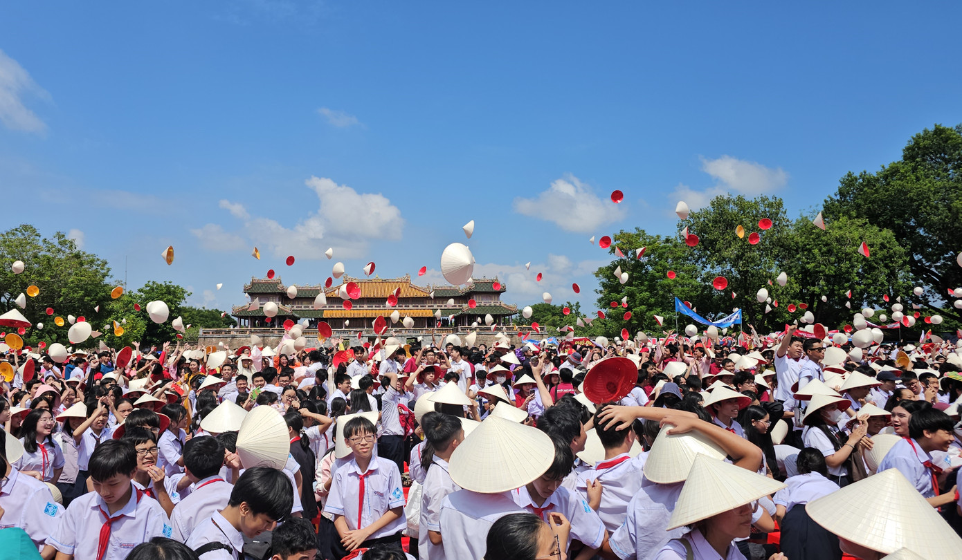 Màn tung nón ăn mừng đầy hứng khởi của cổ động viên là học sinh Thừa Thiên-Huế tại điểm cầu Quảng trường Ngọ môn Huế. Ảnh: N.V
