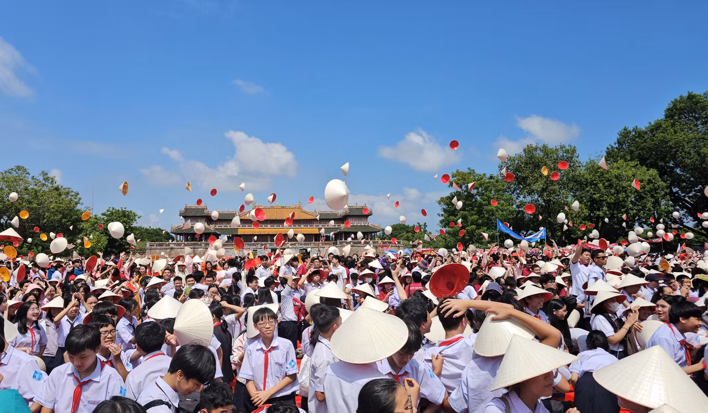 Màn tung nón ăn mừng đầy hứng khởi của cổ động viên là học sinh Thừa Thiên-Huế tại điểm cầu Quảng trường Ngọ môn Huế. Ảnh: N.V