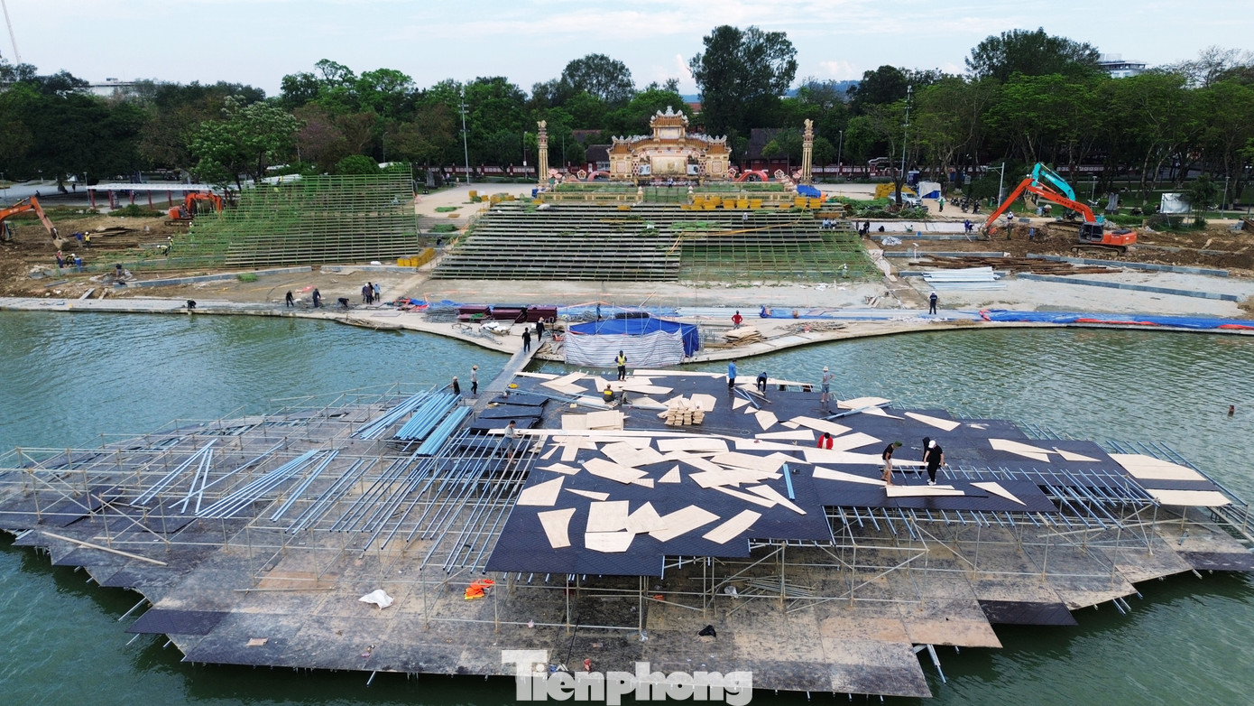 Sân khấu hình bán nguyệt lấy cảm hứng từ hình ảnh chiếc kim khánh triều Nguyễn có diện tích 430m², kết cấu sàn bê tông cốt thép dày 20cm, được lát gỗ lim dày 50mm... Sân khấu hình bán nguyệt lấy cảm hứng từ hình ảnh chiếc kim khánh triều Nguyễn có diện tích 430m², kết cấu sàn bê tông cốt thép dày 20cm, được lát gỗ lim dày 50mm...