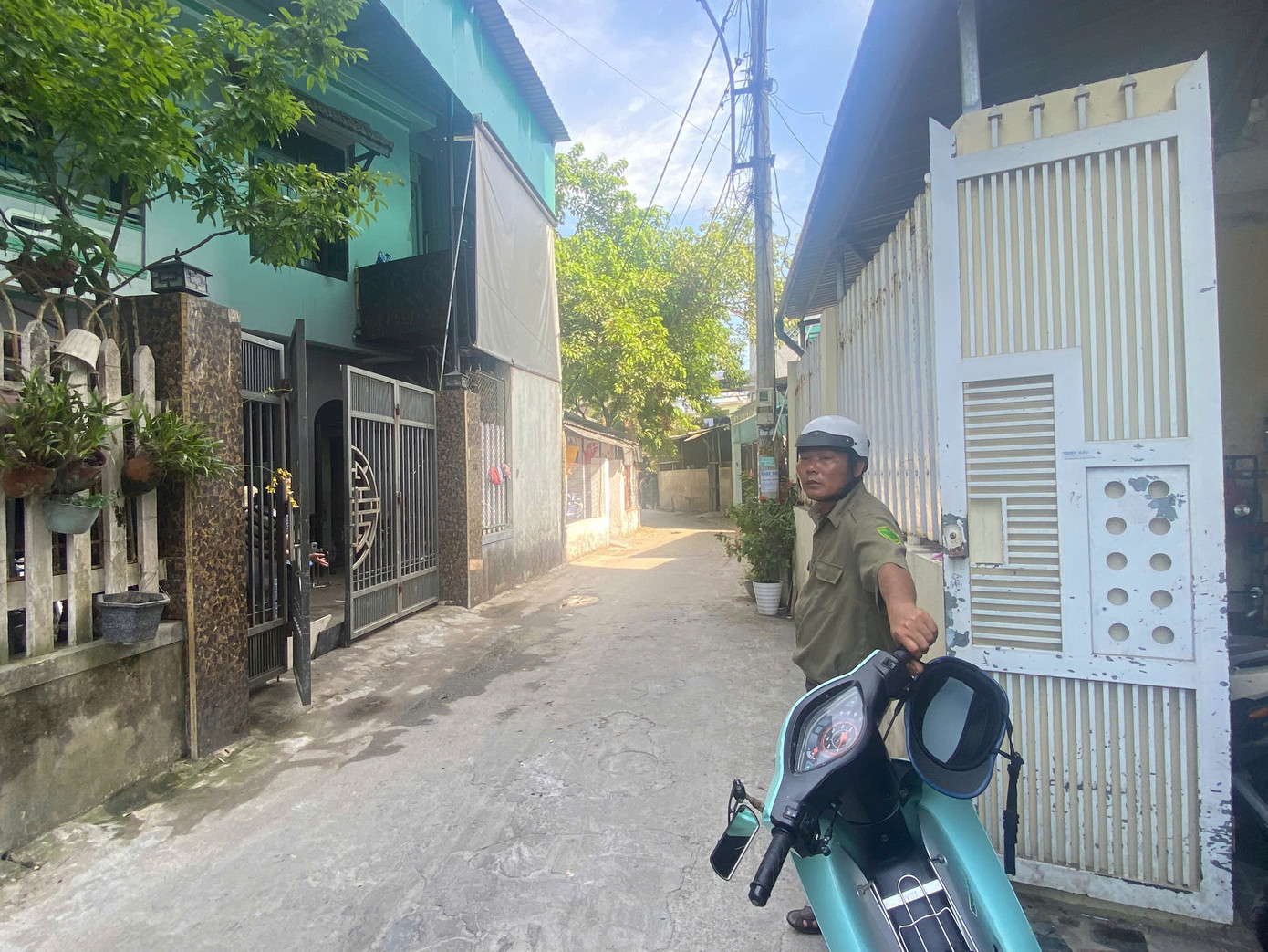 Lực lượng bảo vệ an ninh trật tự cơ sở phong tỏa đoạn đường kiệt dẫn vào hiện trường vụ án.