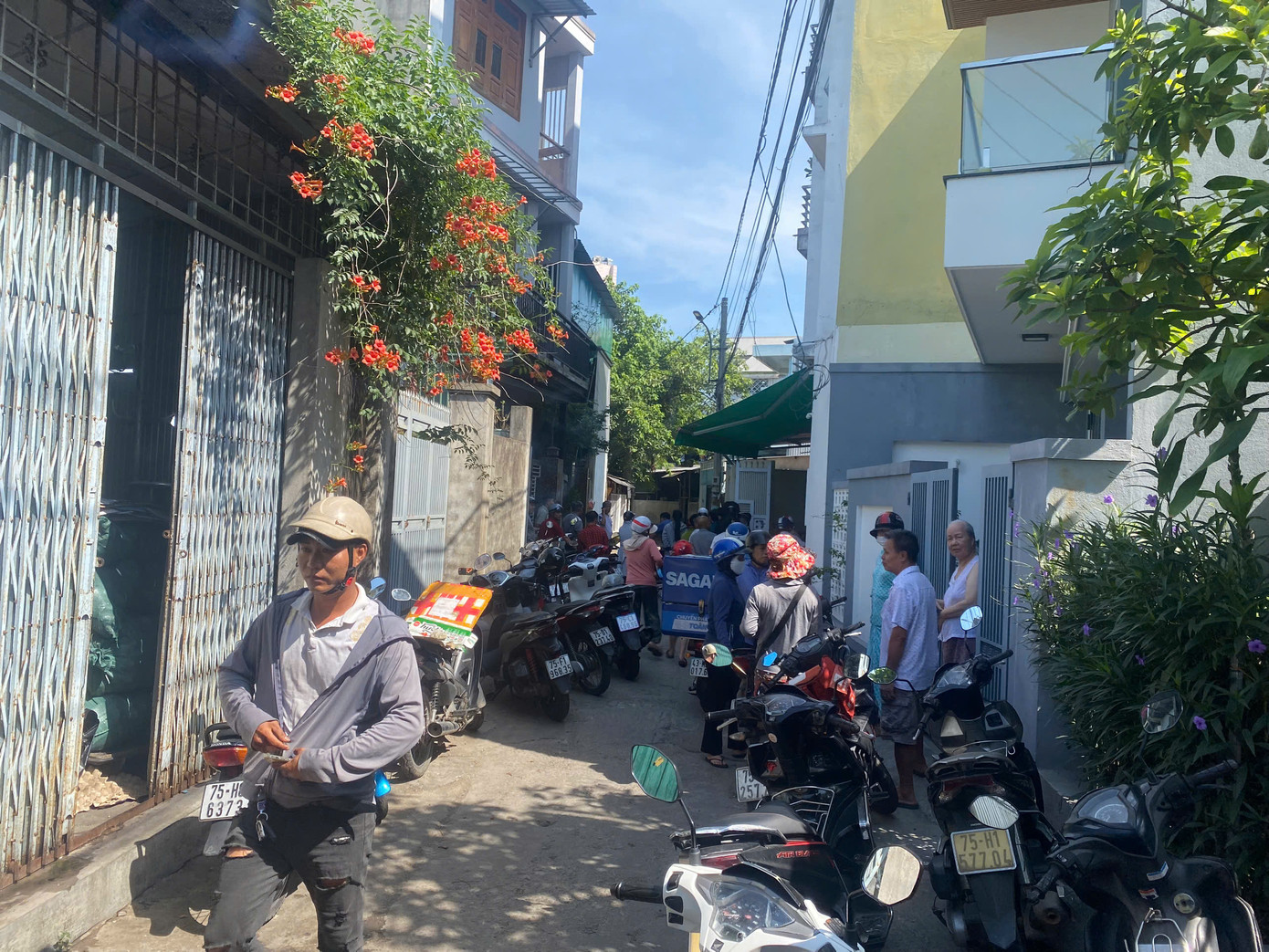 Nhiều người dân không khỏi bàng hoàng trước vụ án mạng làm 3 người thương vong.