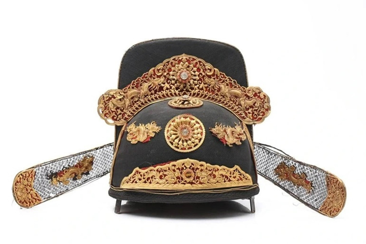 Hai cổ vật triều Nguyễn hiến tặng cho TT-Huế, gồm chiếc mũ quan và áo Nhật Bình. Ảnh: Balclis