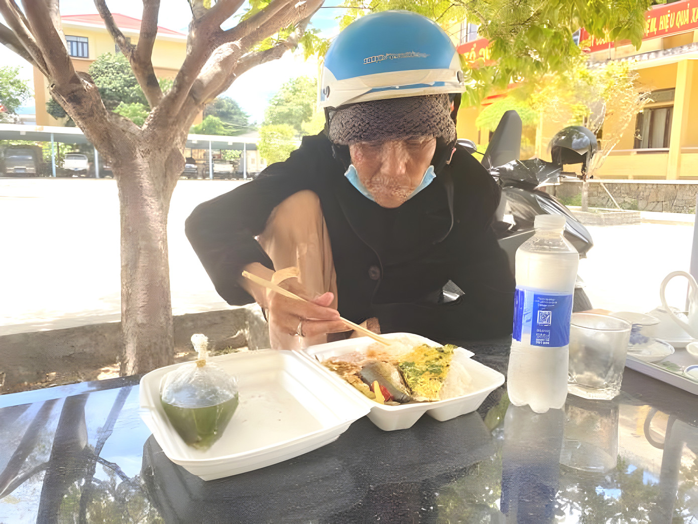 Cụ bà Trần Thị H. (SN 1936, trú xã Tu Tra, huyện Đơn Dương, tỉnh Lâm Đồng) đi lạc đến tỉnh TT-Huế, được Công an huyện Phú Lộc tận tình giúp đỡ. Ảnh: CACC