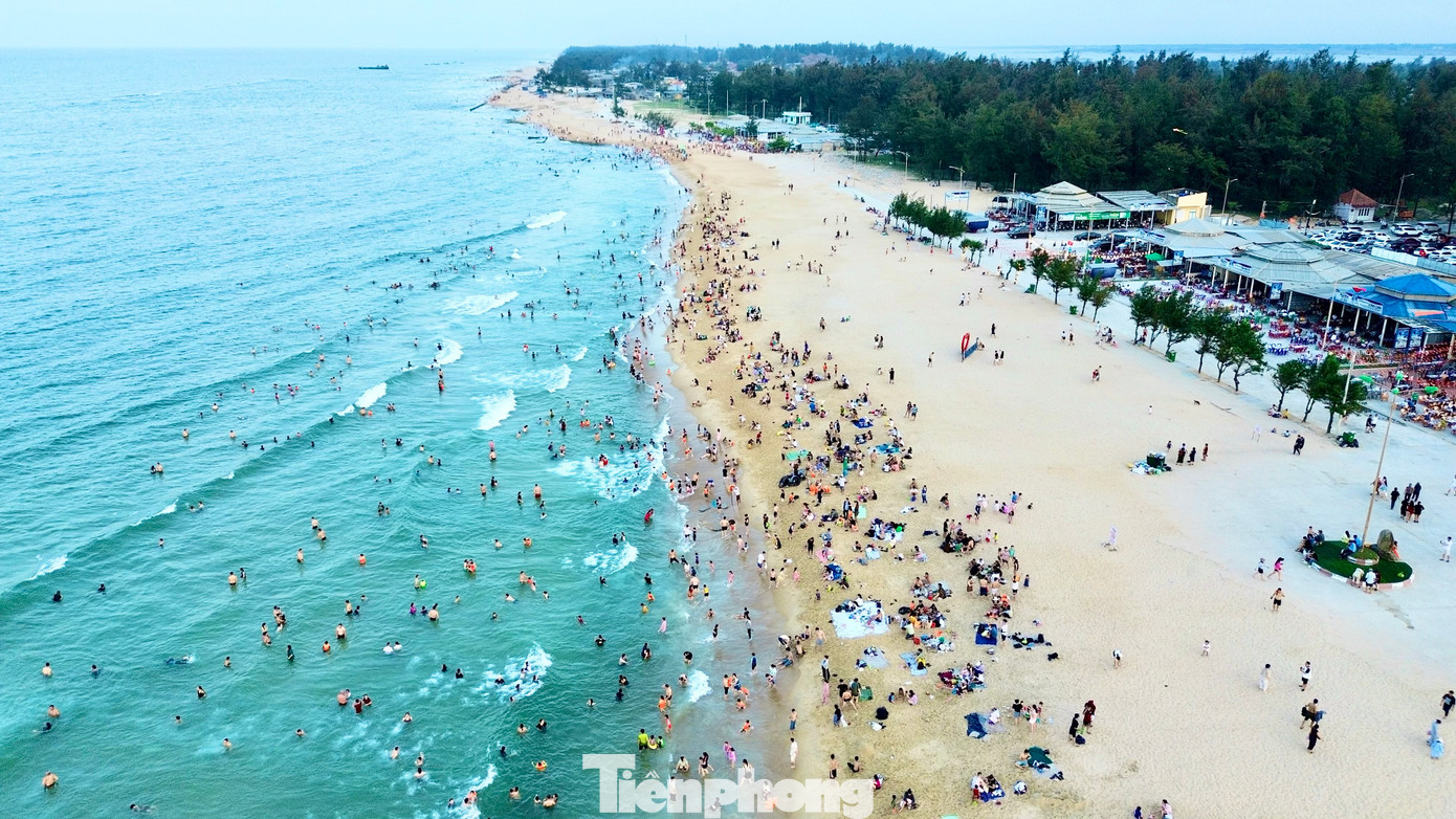 Cũng theo ông Dân, sau trận thiên tai dữ dội cuối năm ngoái, nhiều hộ kinh doanh không chỉ khôi phục lại nhà hàng, quán ăn kiên cố mà còn cải tạo cơ sở làm ăn theo hướng thân thiện môi trường. Một số nơi sử dụng vật liệu nhẹ, chống gió tốt; đồng thời lắp đặt thùng rác phân loại, bố trí nhiều điểm nhà vệ sinh công cộng, bãi đỗ xe rộng rãi. Tất cả đều hướng tới phục vụ tốt hơn cho du khách và góp phần xây dựng tương lai bền vững tại vùng bờ biển từng bị thiên tai tàn phá tan hoang. Cũng theo ông Dân, sau trận thiên tai dữ dội cuối năm ngoái, nhiều hộ kinh doanh không chỉ khôi phục lại nhà hàng, quán ăn kiên cố mà còn cải tạo cơ sở làm ăn theo hướng thân thiện môi trường. Một số nơi sử dụng vật liệu nhẹ, chống gió tốt; đồng thời lắp đặt thùng rác phân loại, bố trí nhiều điểm nhà vệ sinh công cộng, bãi đỗ xe rộng rãi. Tất cả đều hướng tới phục vụ tốt hơn cho du khách và góp phần xây dựng tương lai bền vững tại vùng bờ biển từng bị thiên tai tàn phá tan hoang.