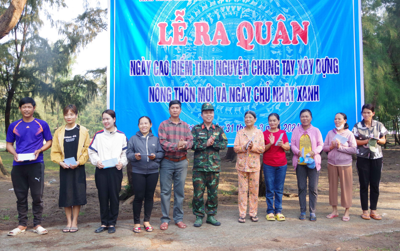 Tặng quà cho hộ nghèo xã Hải Dương, TP. Huế.