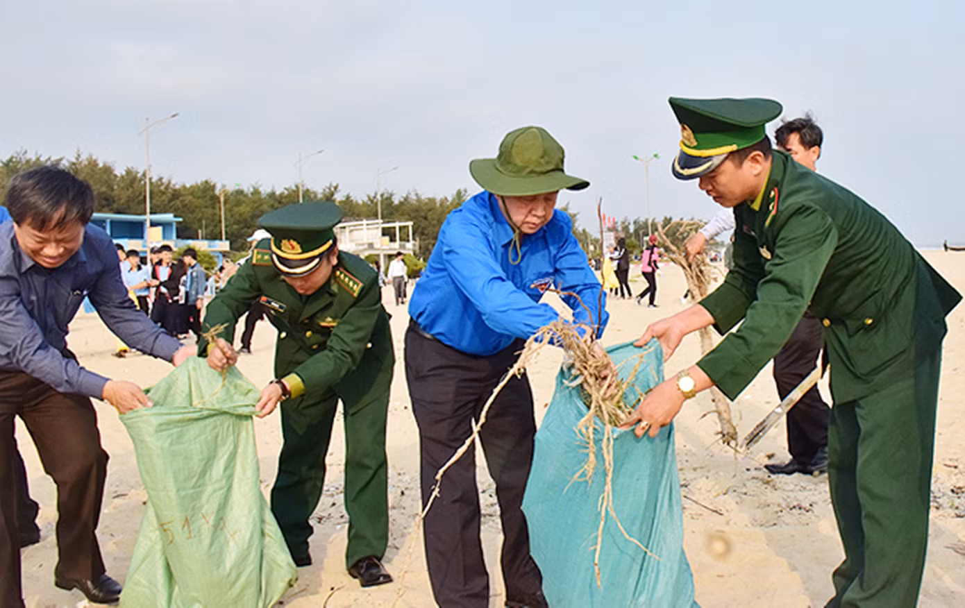 Tiến hành thu gom và xử lý hàng nghìn tấn rác thải các loại từ khi triển khai cuộc vận động toàn dân xây dựng TT-Huế sáng, xanh, sạch, không rác thải.
