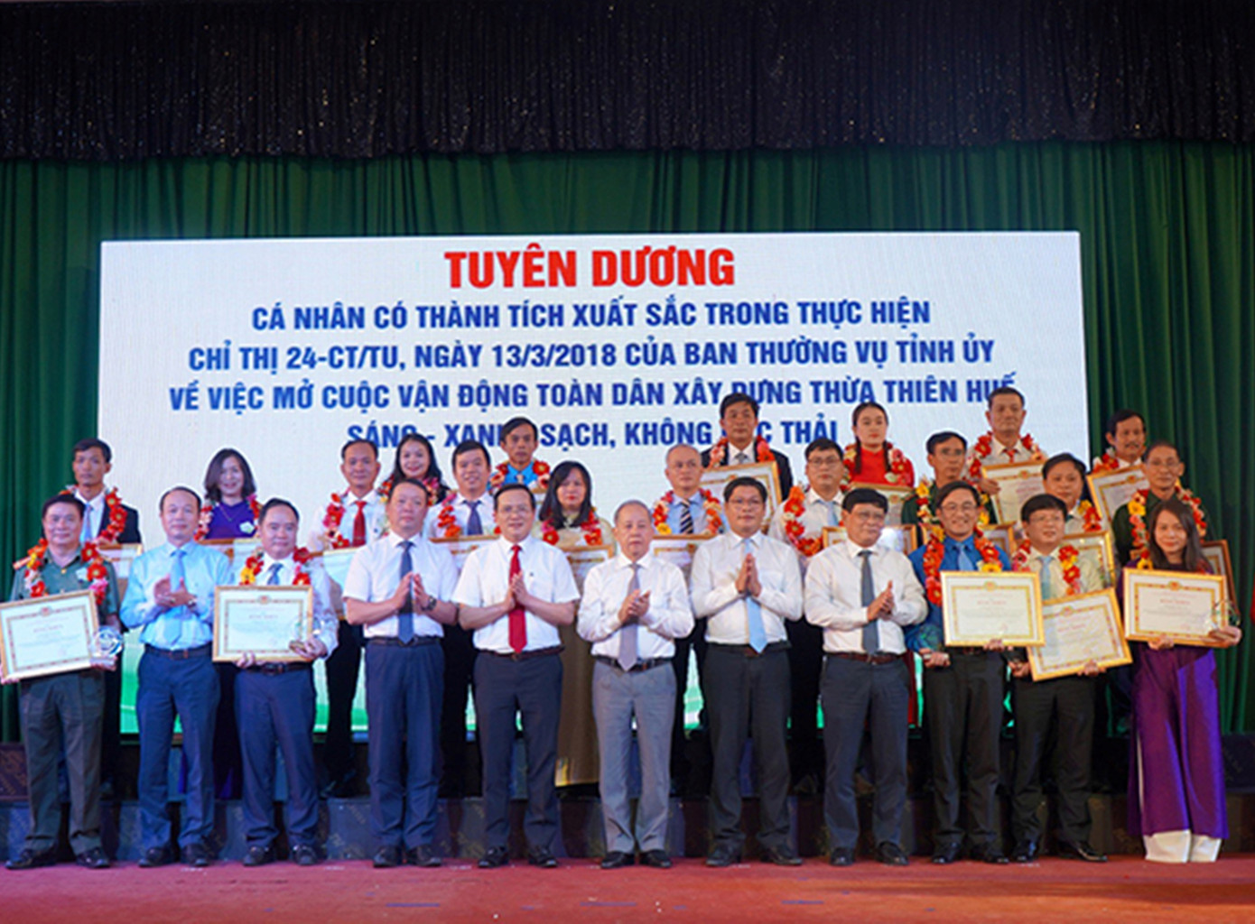 Các cá nhân được khen thưởng về thành tích xuất sắc trong cuộc vận động toàn dân xây dựng TT-Huế sáng, xanh, sạch, không rác thải. Các cá nhân được khen thưởng về thành tích xuất sắc trong cuộc vận động toàn dân xây dựng TT-Huế sáng, xanh, sạch, không rác thải.