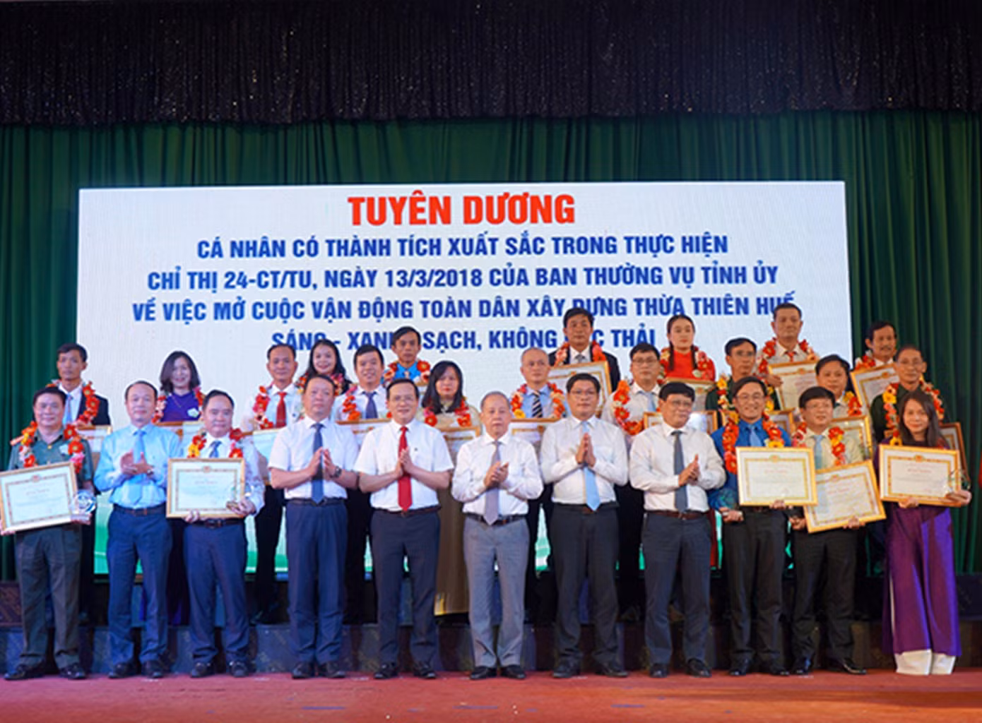 Các cá nhân được khen thưởng về thành tích xuất sắc trong cuộc vận động toàn dân xây dựng TT-Huế sáng, xanh, sạch, không rác thải.