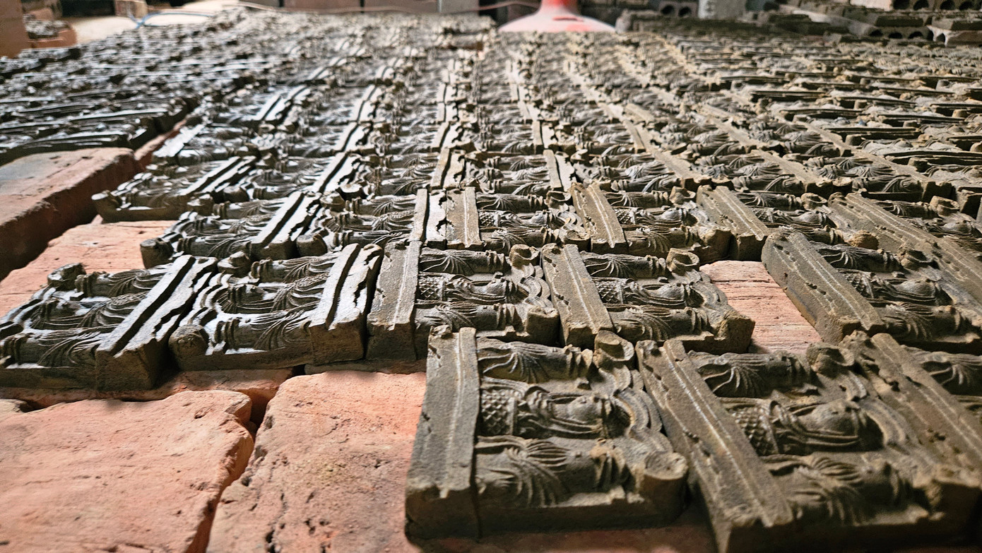 “Tôi sẽ cố gắng giữ lửa cho nghề đúc tượng ông Táo của gia đình mình để lưu truyền cho con cháu đời sau để không bị mai một”, anh Cường khẳng định. Theo anh Cường, năm nay hộ gia đình anh cho ra thị trường hơn 6 vạn tượng ông Táo. Những bức tượng này được thương lái mua về “bỏ sỉ” tại các chợ, hoặc vận chuyển đi các tỉnh, thành khác để phục vụ nhu cầu của người dân trong dịp Tết.