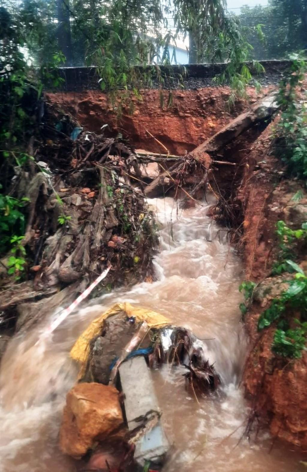 Tuyến Quốc lộ 49B qua huyện Phú Lộc bị sạt lở, bong vỡ do mưa lớn.