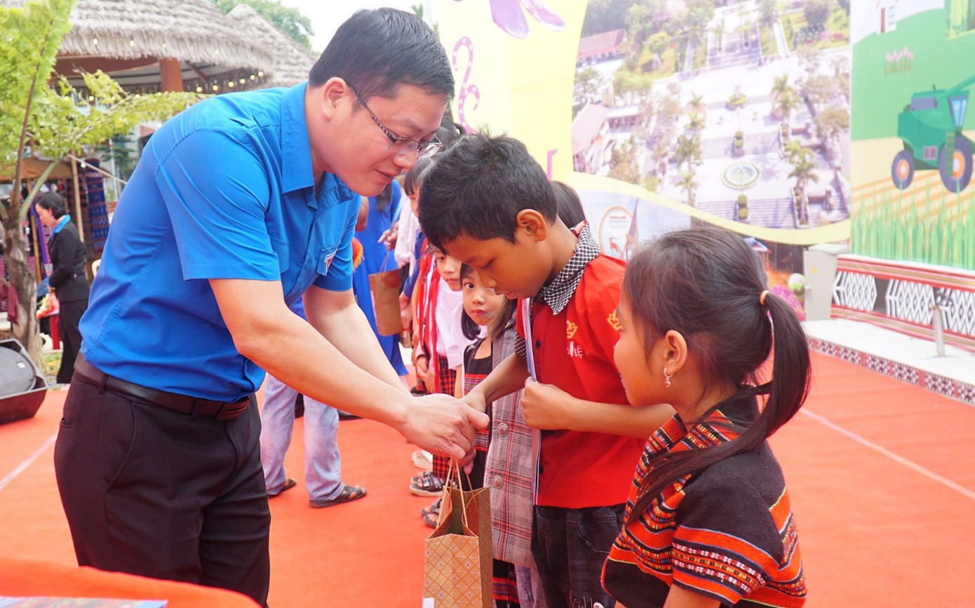 Bí thư Tỉnh Đoàn TT-Huế Nguyễn Thanh Hoài tặng quà cho trẻ em vùng cao A Lưới.