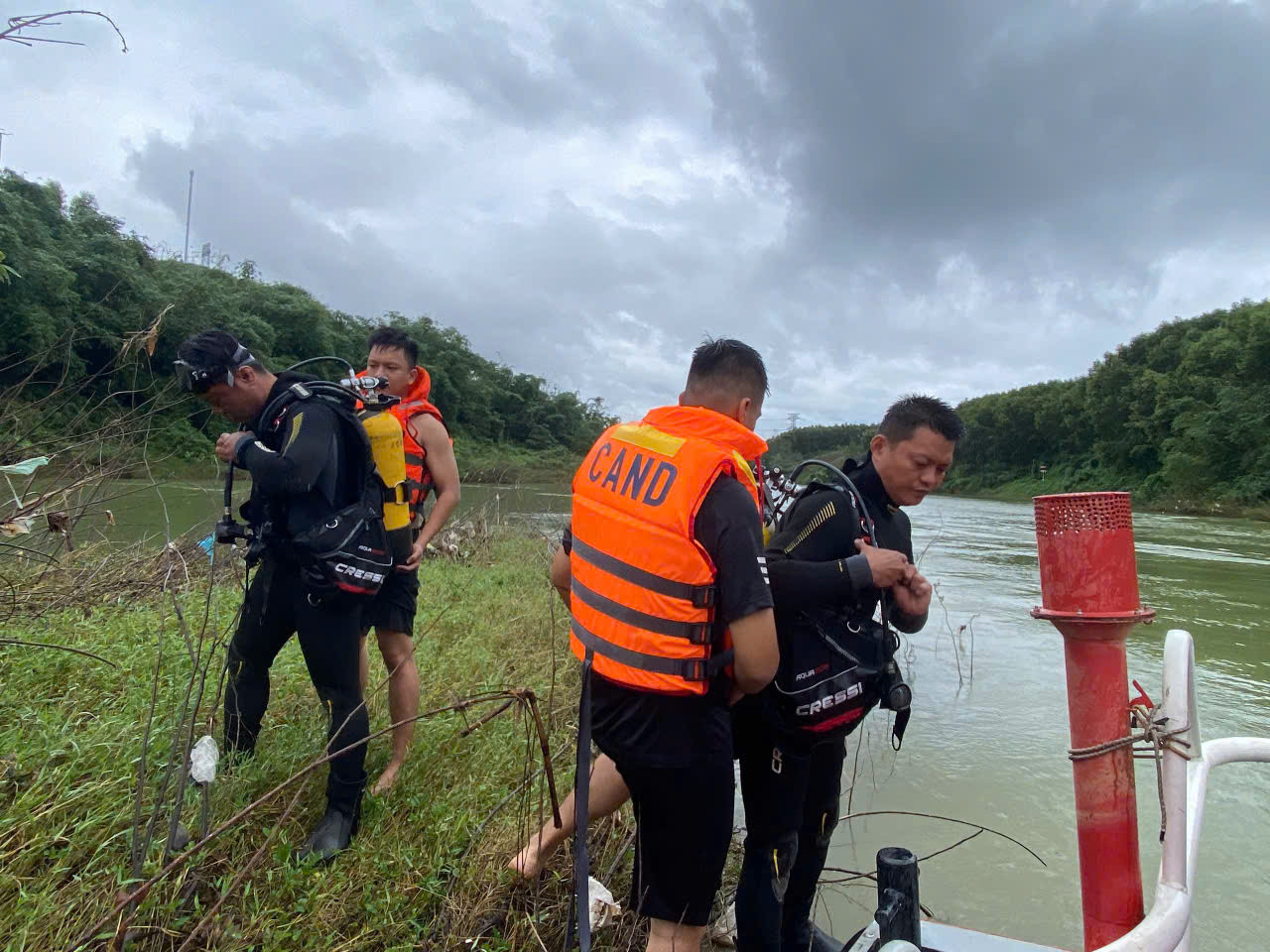 Người nhái cùng thiết bị lặn chuyên dụng tham gia tìm kiếm 2 nạn nhân mất tích trên dòng Hữu Trạch, thượng nguồn sông Hương. Người nhái cùng thiết bị lặn chuyên dụng tham gia tìm kiếm 2 nạn nhân mất tích trên dòng Hữu Trạch, thượng nguồn sông Hương.