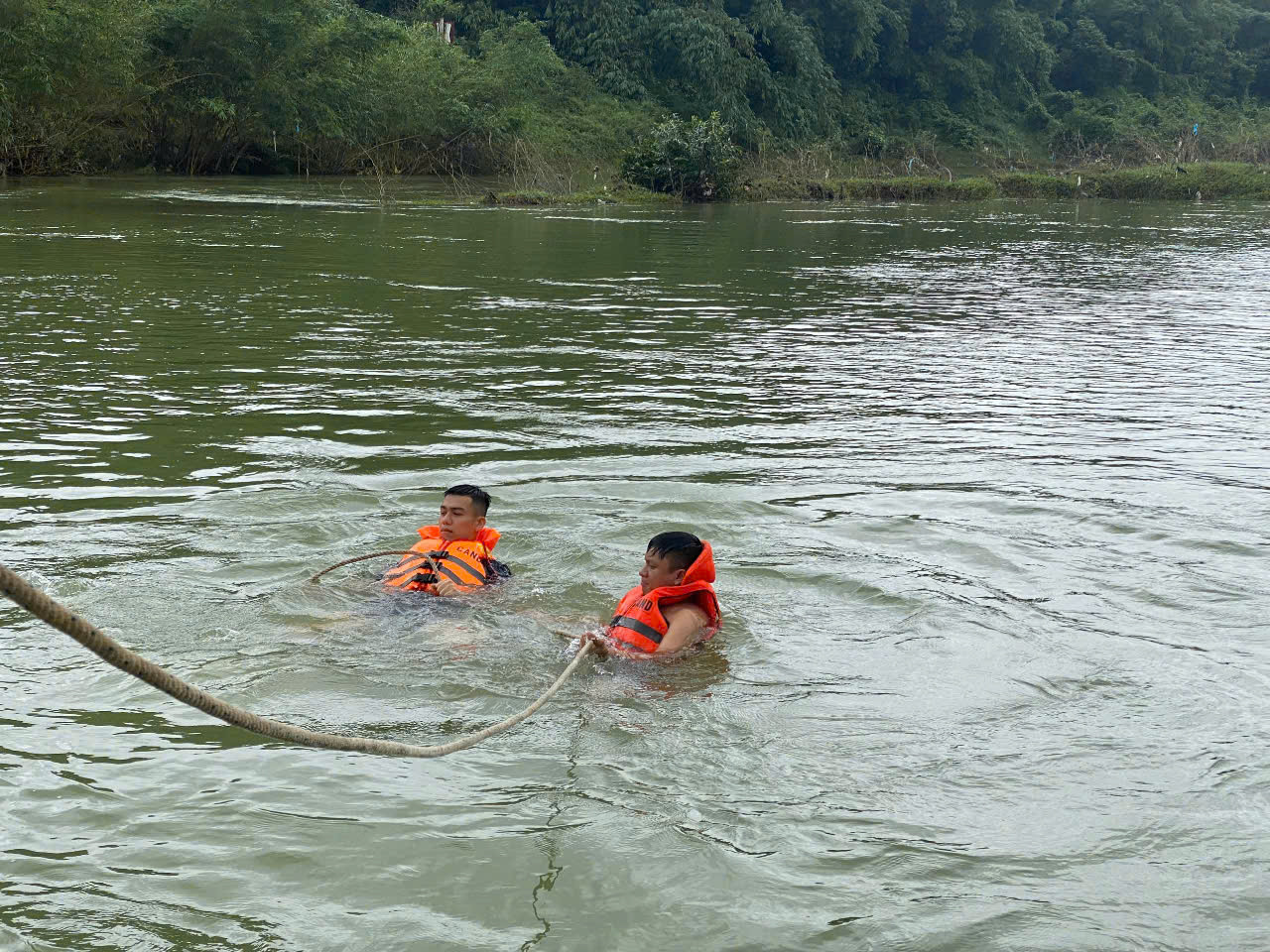 Nỗ lực tìm kiếm 2 người mất tích trên thượng nguồn sông Hương. Nỗ lực tìm kiếm 2 người mất tích trên thượng nguồn sông Hương.