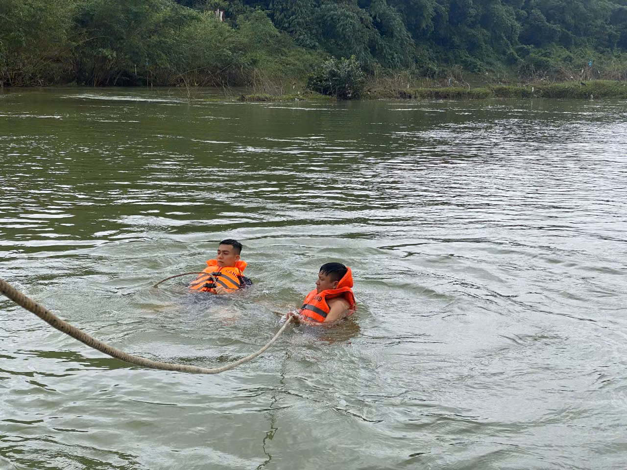 Nỗ lực tìm kiếm 2 người mất tích trên thượng nguồn sông Hương.