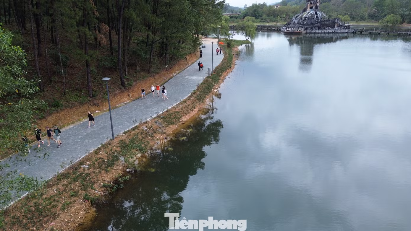Ghi nhận trong những ngày đầu năm mới Ất Tỵ, tuyến đường quanh hồ Thủy Tiên đã được mở rộng, lát đá granite chống trượt, với chiều rộng từ 4,5 đến 5,5 mét, đèn điện đầy đủ giúp người dân và du khách dễ dàng tản bộ và đạp xe cả ban ngày lẫn ban đêm. Nhiều du khách trong và ngoài nước đã tìm đến đây để tham quan, trải nghiệm khu công viên độc đáo.