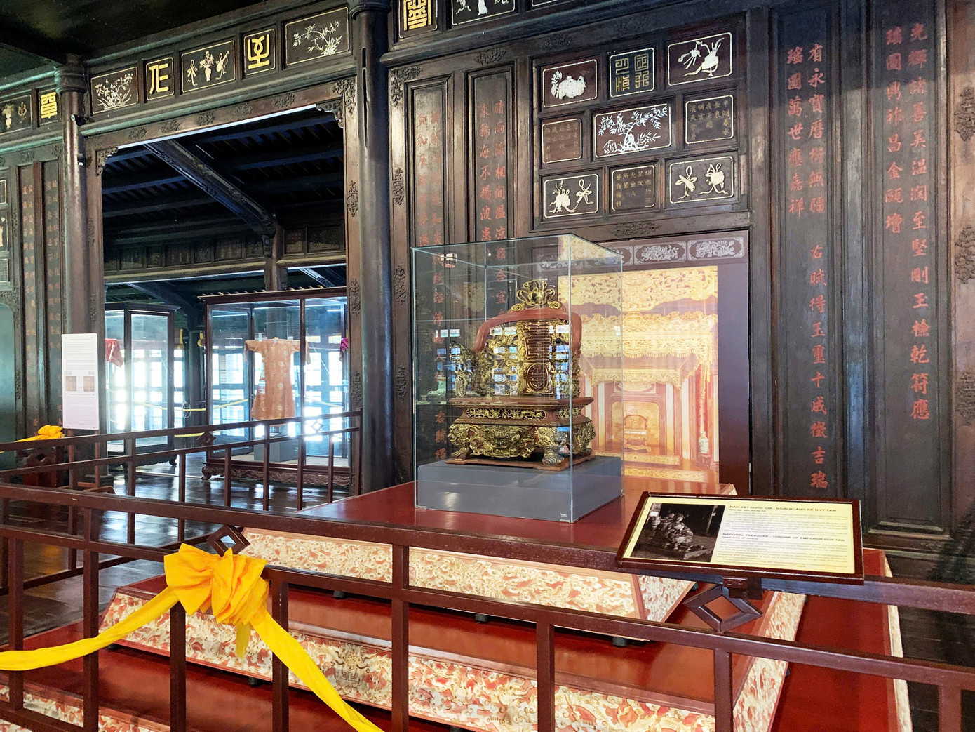 Đây là chiếc ngai đã được công nhận là bảo vật quốc gia vào năm 2024. Đây là chiếc ngai đã được công nhận là bảo vật quốc gia vào năm 2024.