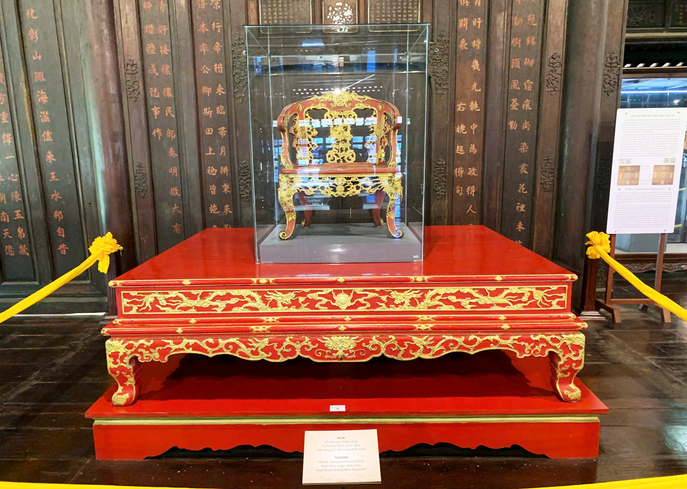 Ngai vua Khải Định cũng được đặt trong tủ kính bảo vệ tại Bảo tàng Cổ vật Cung đình Huế. Ngai vua Khải Định cũng được đặt trong tủ kính bảo vệ tại Bảo tàng Cổ vật Cung đình Huế.