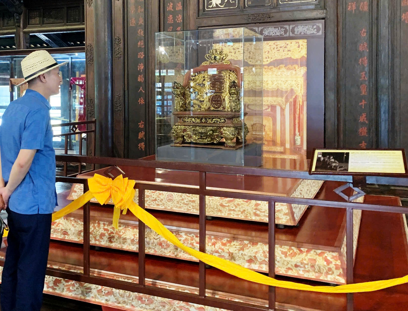 Ngai Hoàng đế Duy Tân được đặt trong tủ kính bảo vệ, hiện trưng bày tại Bảo tàng Cổ vật Cung đình Huế. Ngai Hoàng đế Duy Tân được đặt trong tủ kính bảo vệ, hiện trưng bày tại Bảo tàng Cổ vật Cung đình Huế.