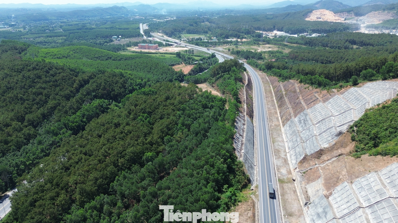 Để chủ động thi công, chủ đầu tư hiện hoàn thiện phương án bố trí nguồn vật liệu, chuẩn bị trước vị trí trạm trộn, bãi tập kết vật liệu, tập kết phương tiện máy móc và dự kiến các mũi thi công… Các hạng mục sẽ sẵn sàng thi công ngay sau lễ khởi công, nhằm đảm bảo tiến độ theo yêu cầu, chỉ đạo của cấp có thẩm quyền. Để chủ động thi công, chủ đầu tư hiện hoàn thiện phương án bố trí nguồn vật liệu, chuẩn bị trước vị trí trạm trộn, bãi tập kết vật liệu, tập kết phương tiện máy móc và dự kiến các mũi thi công… Các hạng mục sẽ sẵn sàng thi công ngay sau lễ khởi công, nhằm đảm bảo tiến độ theo yêu cầu, chỉ đạo của cấp có thẩm quyền.