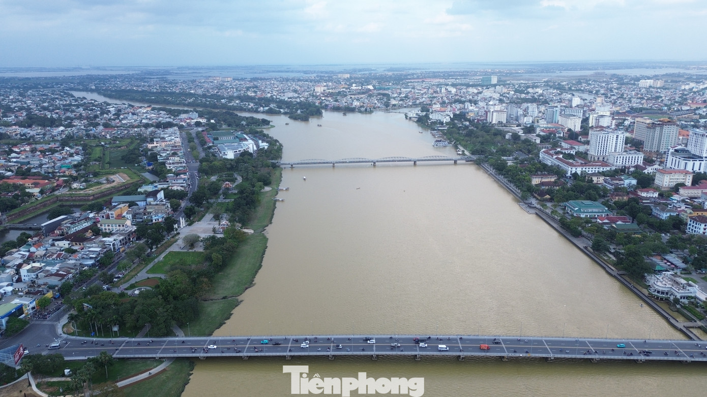 Ngày 10/12/2019, Bộ Chính trị đã ban hành Nghị quyết số 54-NQ/TW về Xây dựng và phát triển tỉnh Thừa Thiên-Huế đến năm 2030, tầm nhìn đến năm 2045; trong đó nhấn mạnh mục tiêu đến năm 2025, Thừa Thiên-Huế trở thành thành phố trực thuộc Trung ương trên nền tảng bảo tồn, phát huy giá trị di sản Cố đô và bản sắc văn hóa Huế, với đặc trưng văn hóa, di sản, sinh thái, cảnh quan, thân thiện môi trường và thông minh. Mục tiêu đó nay đã được hiện thực hóa. Ngày 10/12/2019, Bộ Chính trị đã ban hành Nghị quyết số 54-NQ/TW về Xây dựng và phát triển tỉnh Thừa Thiên-Huế đến năm 2030, tầm nhìn đến năm 2045; trong đó nhấn mạnh mục tiêu đến năm 2025, Thừa Thiên-Huế trở thành thành phố trực thuộc Trung ương trên nền tảng bảo tồn, phát huy giá trị di sản Cố đô và bản sắc văn hóa Huế, với đặc trưng văn hóa, di sản, sinh thái, cảnh quan, thân thiện môi trường và thông minh. Mục tiêu đó nay đã được hiện thực hóa.